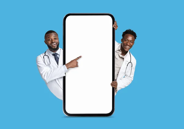 Beyaz Önlüklü Mutlu Siyah Milenyum Erkek Doktorları Mavi Arka Planda — Stok fotoğraf