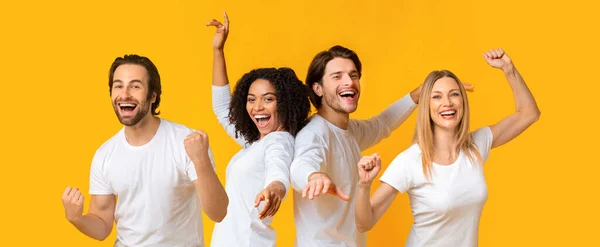穿着白色T恤衫的快乐的多种族年轻人举起手来握紧拳头 在黄色的工作室背景 拼贴中庆祝胜利 — 图库照片