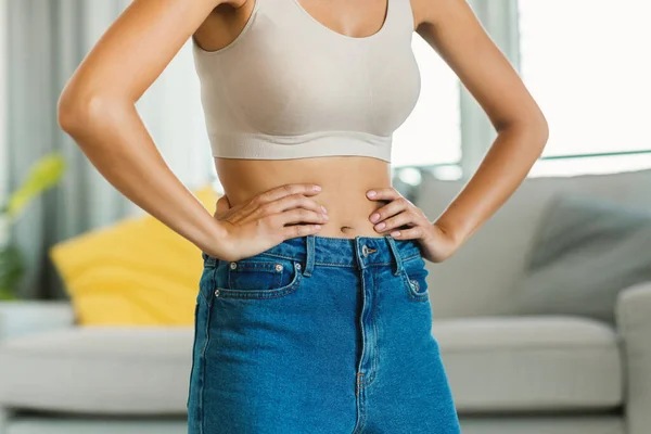 Plan Recadré Une Jeune Femme Caucasienne Forme Posant Jeans Touchant — Photo