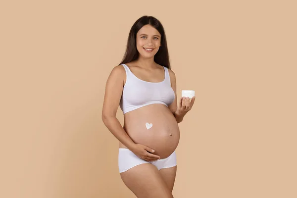 Usmívající Těhotná Dáma Spodním Prádle Srdcem Tvar Vyrobený Smetany Břiše — Stock fotografie