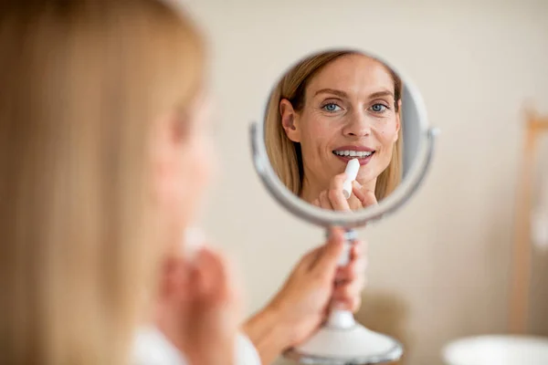 Naken Daglig Makeup Attraktiv Medelålders Kvinna Som Applicerar Läppstift Läpparna — Stockfoto