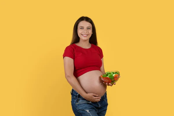 Konsep Diet Kehamilan Smiling Pregnant Woman Holding Bowl Vegetable Salad — Stok Foto