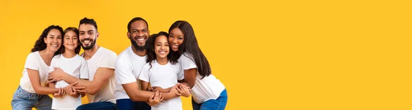 Ortadoğu Siyahi Aileleri Seven Koca Kızlar Sarı Stüdyo Arka Planında — Stok fotoğraf