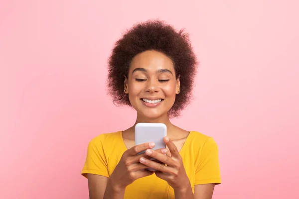 Χαμογελώντας Millennial Αφροαμερικανή Σγουρή Φοιτήτρια Κίτρινο Shirt Κουβεντιάζοντας Smartphone Απομονώνονται — Φωτογραφία Αρχείου