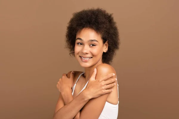 Χαρούμενη Αφροαμερικάνικη Σγουρή Κυρία Λευκό Μπλουζάκι Τέλειο Δέρμα Και Γυμνό — Φωτογραφία Αρχείου