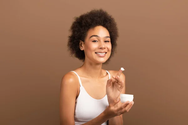 Feliz Millennial Africana Americana Rizada Mujer Blanco Tapa Tienen Tarro —  Fotos de Stock