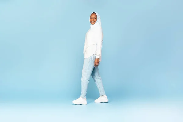 Heureuse Femme Afro Américaine Hijab Marchant Souriant Caméra Posant Sur — Photo