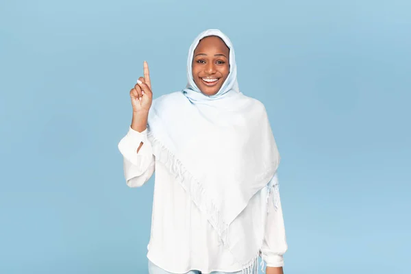 Emocionada Mujer Musulmana Afroamericana Experimentando Momento Aha Teniendo Una Idea — Foto de Stock