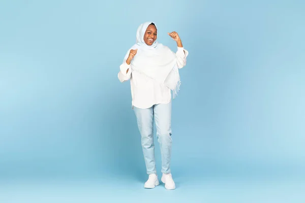 Mutlu Siyah Kadın Tesettürde Başarıyı Kutluyor Müslüman Kadın Yumruklarını Sıkarak — Stok fotoğraf