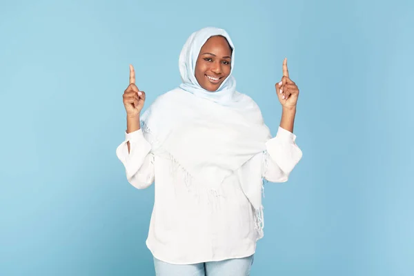 Ενθουσιασμένη Αφροαμερικανή Μουσουλμάνα Που Δείχνει Πάνω Από Κεφάλι Της Δύο — Φωτογραφία Αρχείου