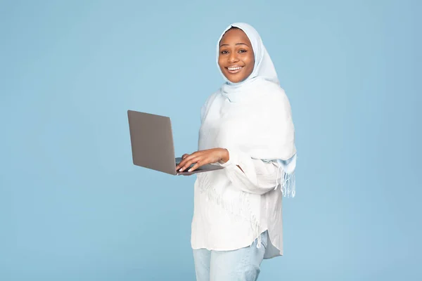 Ευτυχισμένη Αφροαμερικανή Κυρία Χιτζάμπ Χρησιμοποιώντας Φορητό Υπολογιστή Περιηγείται Στο Διαδίκτυο — Φωτογραφία Αρχείου