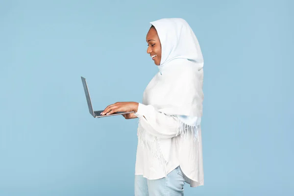 Αφροαμερικανός Μουσουλμάνος Γυναίκα Πληκτρολογώντας Στο Πληκτρολόγιο Του Υπολογιστή Και Χαμογελώντας — Φωτογραφία Αρχείου
