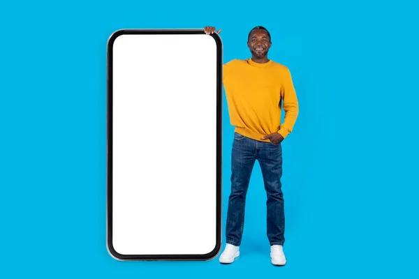 Vrolijke Coole Volwassen Zwarte Man Casual Poseren Door Enorme Smartphone — Stockfoto