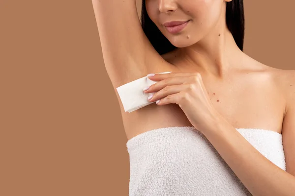 Kadınlarda Hipohidroz Aşırı Terleme Konsepti Beyaz Banyo Havlusuna Sarılmış Bir — Stok fotoğraf