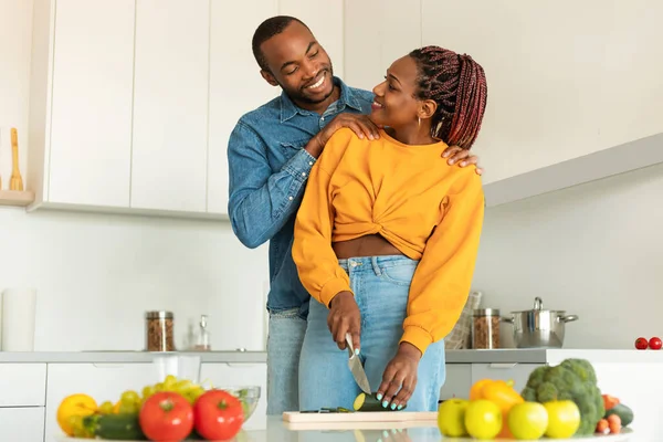 Felizes Cônjuges Negros Amorosos Cozinhar Comida Saudável Juntos Marido Abraçando — Fotografia de Stock