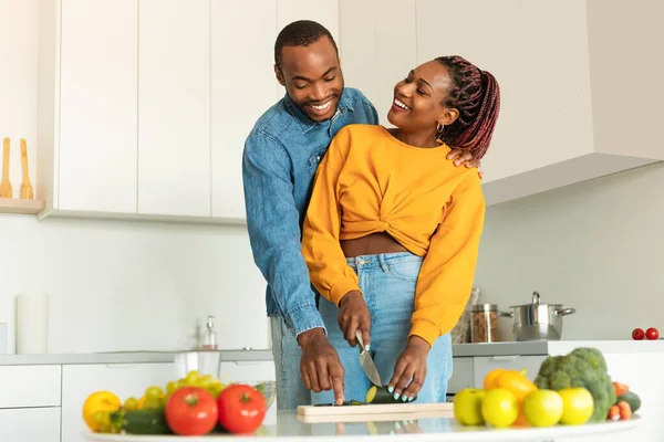 Esposos Negros Românticos Cozinhar Almoço Saudável Casa Homem Feliz Mulher — Fotografia de Stock