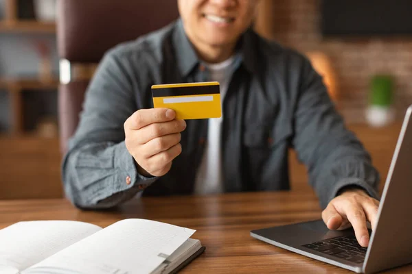 陽気な大人のアジアの男は コンピュータを入力し クレジットカードを使用して 自宅のオフィスのインテリアで投資やオンラインショッピングをお楽しみください クロップド ビジネスはリモートで Covid 19中の財務計画のためのデバイス — ストック写真