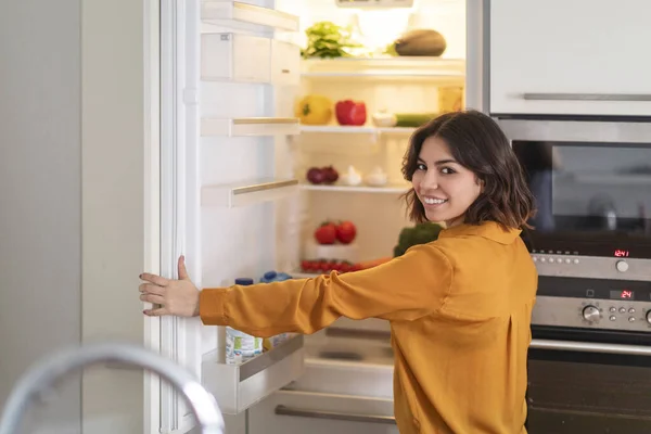 Portrait Happy Young Arab Woman Opening Fridge Kitchen Beautiful Middle — Φωτογραφία Αρχείου