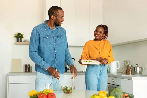 Emocionada Pareja Afroamericana Cocinando Juntos Preparando Ensalada Verduras Frescas Para — Foto de Stock