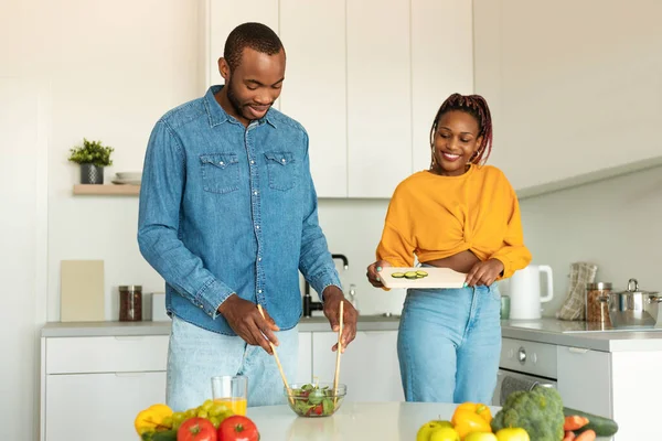 Joyeux Jeunes Conjoints Noirs Cuisine Salade Légumes Frais Ensemble Dans — Photo