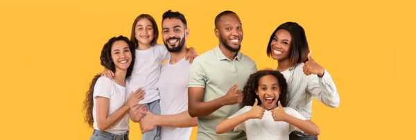 Щасливі Близькосхідні Афроамериканські Сім Чоловіки Дружини Дітьми Позують Жовтому Студійному — стокове фото