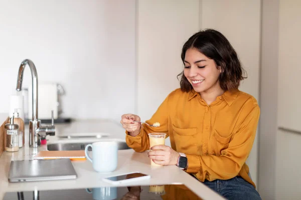 Mujer Árabe Joven Comiendo Pudín Tomando Café Para Desayunar Casa —  Fotos de Stock