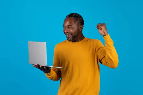 Emocional Afroamericano Hombre Mediana Edad Suéter Amarillo Utilizando Computadora Moderna —  Fotos de Stock