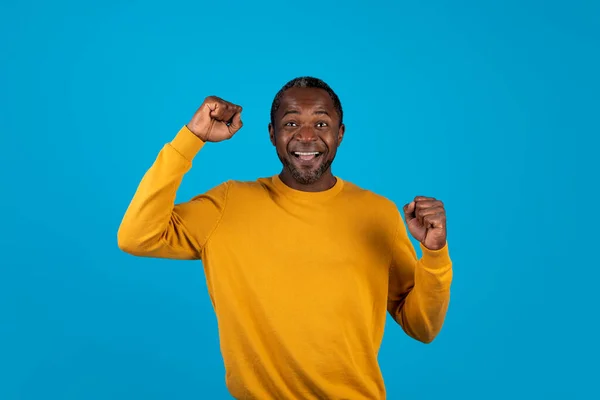 Positieve Knappe Afro Amerikaanse Man Van Middelbare Leeftijd Het Geel — Stockfoto