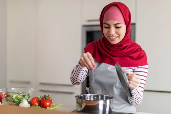 Bella Casalinga Musulmana Mediorientale Giovane Donna Che Indossa Hijab Cucinare — Foto Stock