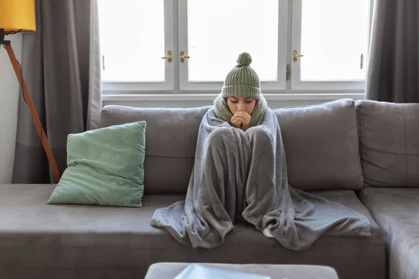 Mladá Arabka Žena Trpí Zimou Doma Zatímco Sedí Gauči Pokrytý — Stock fotografie