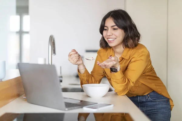 Lachende Arabische Vrouw Maken Van Video Bellen Laptop Tijdens Het — Stockfoto