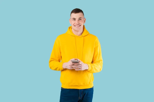 Increíble Aplicación Alegre Hombre Caucásico Utilizando Teléfono Inteligente Sonriendo Cámara — Foto de Stock