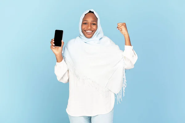 Sangat Beruntung Wanita Muslim Kulit Hitam Yang Bersemangat Memegang Smartphone — Stok Foto