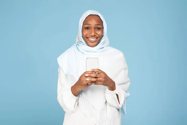 Increíble Concepto Aplicación Retrato Mujer Negra Feliz Hijab Usando Smartphone —  Fotos de Stock