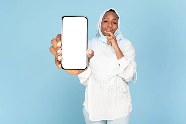 Mujer Musulmana Negra Pensativa Sosteniendo Teléfono Inteligente Enorme Con Pantalla —  Fotos de Stock