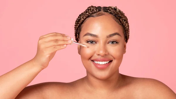 Skincare Dan Konsep Kecantikan Happy Black Body Positive Woman Holding — Stok Foto