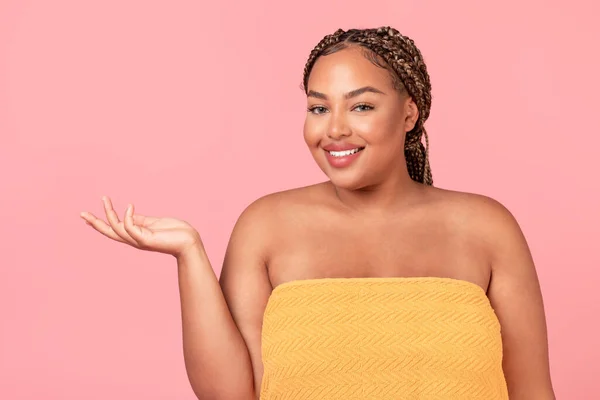 Güzellik Reklamı Mutlu Siyah Beden Pozitifliği Olan Kadın Elinde Boş — Stok fotoğraf