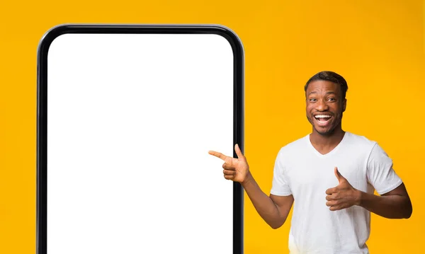 Geweldig Aanbod Joyful Black Man Pointing Enorme Smartphone Met Blanco — Stockfoto
