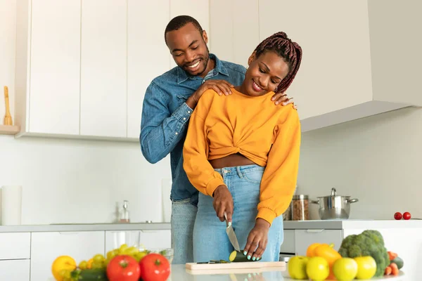Amante Marido Negro Abraçando Esposa Enquanto Senhora Cozinhar Salada Fresca — Fotografia de Stock
