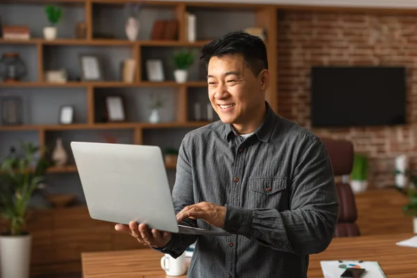 Усміхнений Красивий Середнього Віку Азіатський Чоловік Перестає Менеджер Друкувати Ноутбуці — стокове фото
