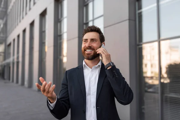 Avrupalı Genç Bir Yönetici Akıllı Telefondan Sakallı Aramalar Konuşmalar Şehir — Stok fotoğraf
