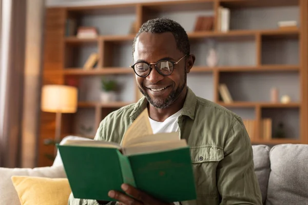 Porträt Eines Fröhlichen Afrikanisch Amerikanischen Mannes Mittleren Alters Mit Brille — Stockfoto