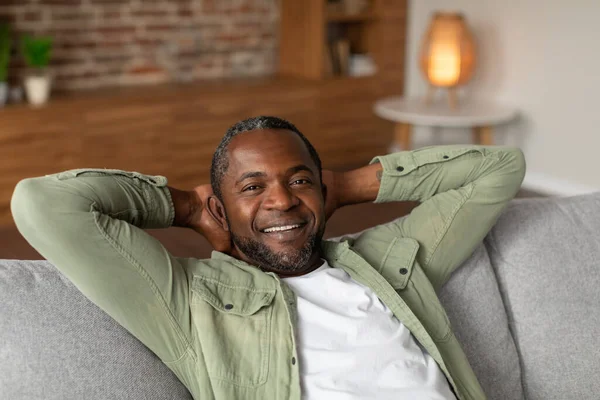 Vrolijke Afro Amerikaanse Man Van Middelbare Leeftijd Rustend Bank Genietend — Stockfoto