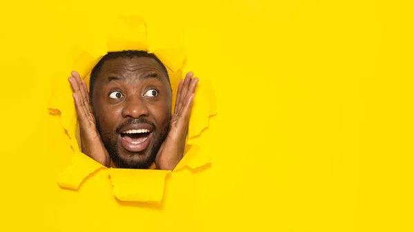 Wow Предлагают Концепцию Рекламы Эмоциональный Черный Мужчина Смотрит Свободное Пространство — стоковое фото