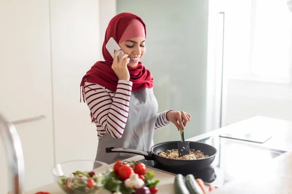 Vidám Fiatal Muszlim Hidzsáb Háziasszony Főzés Ízletes Vacsora Konyhában Keverés — Stock Fotó