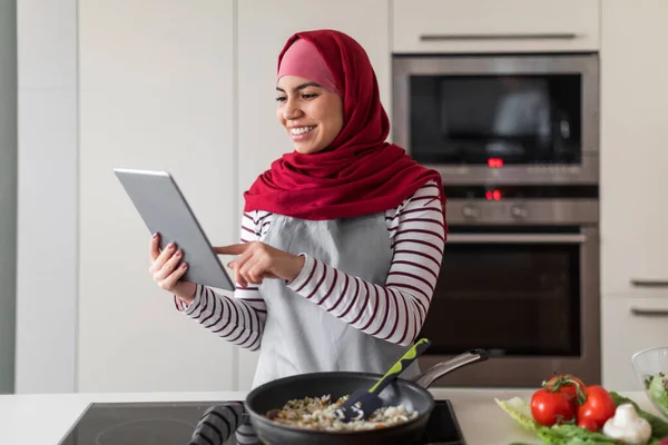 Vidám Közel Keleti Fiatal Hidzsáb Ellenőrzése Recept Interneten Miközben Elkészíti — Stock Fotó
