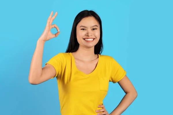 Šťastná Korejská Korejka Žlutém Tričku Pohled Kameru Izolovaná Modrém Pozadí — Stock fotografie
