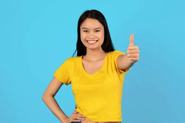 Satisfecho Millennial Japonesa Señora Estudiante Amarillo Camiseta Mostrar Pulgar Hacia — Foto de Stock