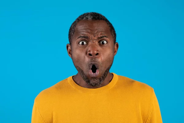 Schockiert Attraktive Afrikanisch Amerikanische Mann Mittleren Alters Mit Offenem Mund — Stockfoto