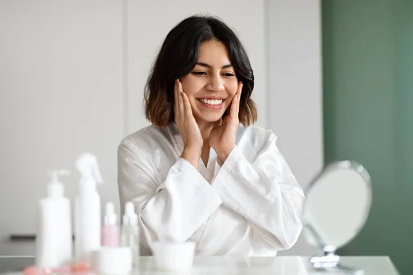 Sorridente Bella Giovane Donna Del Medio Oriente Vestaglia Seta Seduta — Foto Stock